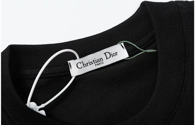 Camiseta Dior de Manga Curta com Bordado e Patch Exclusivo