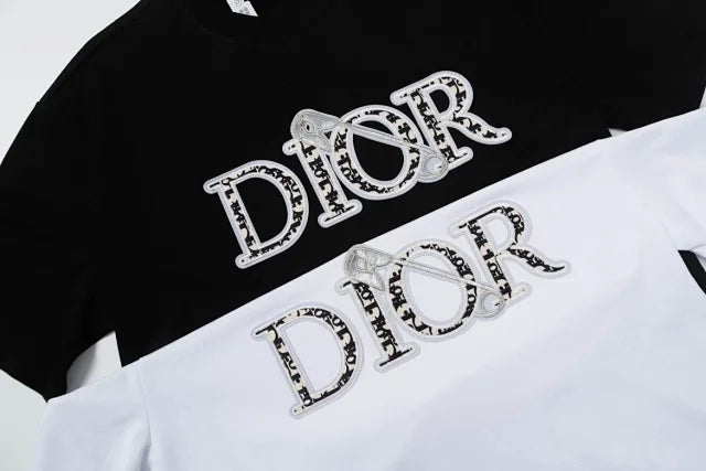Camiseta Dior de Manga Curta com Bordado e Patch Exclusivo